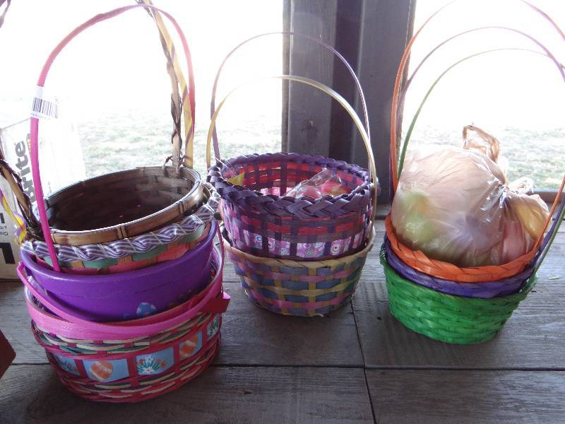 lot 966 image: Lot of Easter baskets and eggs.