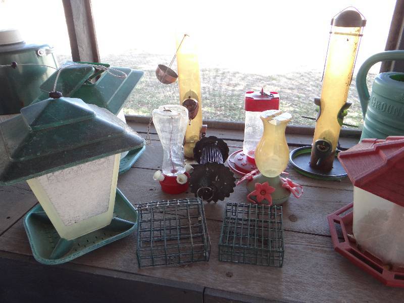 lot 974 image: Lot of bird feeders.