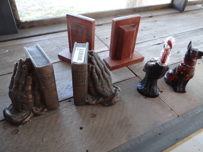 lot 978 image: 4 book ends and 2 decorative cologne holders.