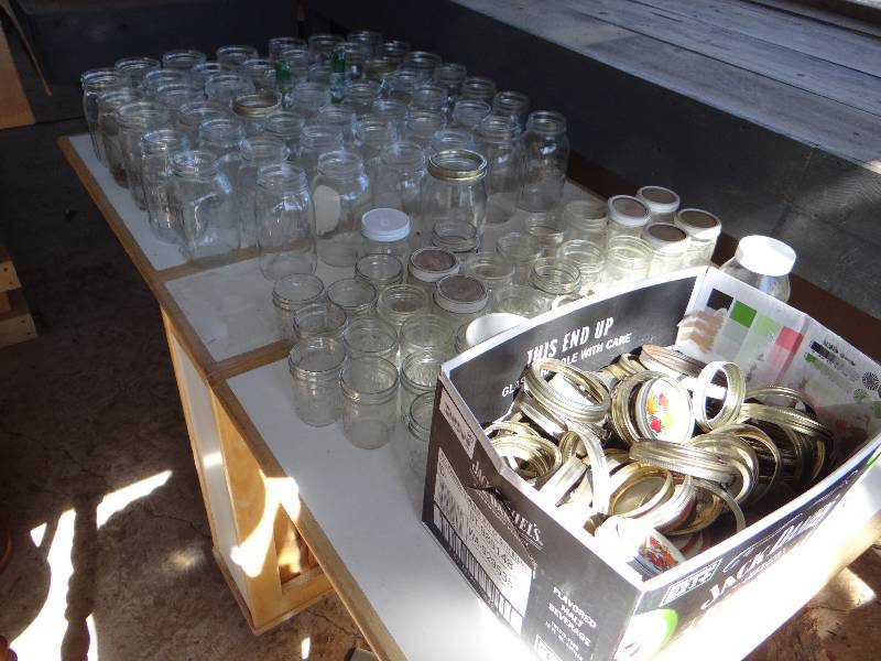 lot 980 image: Large lot of mason jars with lids.