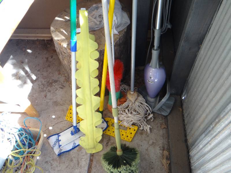 lot 981 image: Household cleaning tools.