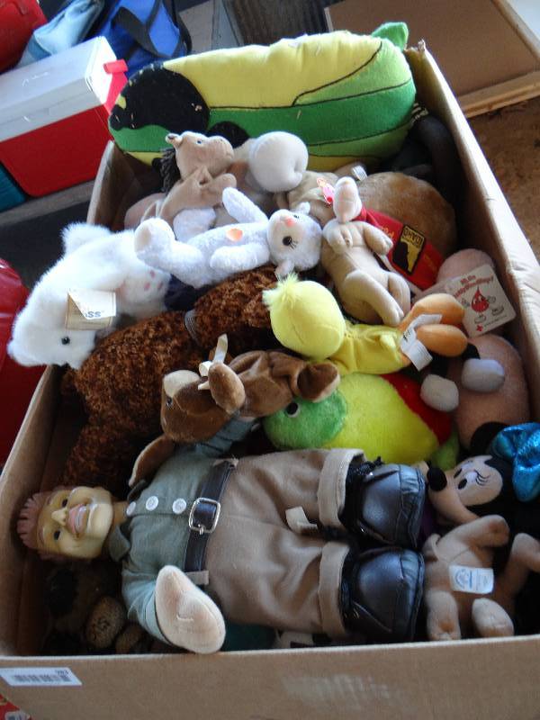 lot 983 image: Large lot of kids toys and stuffed animals.