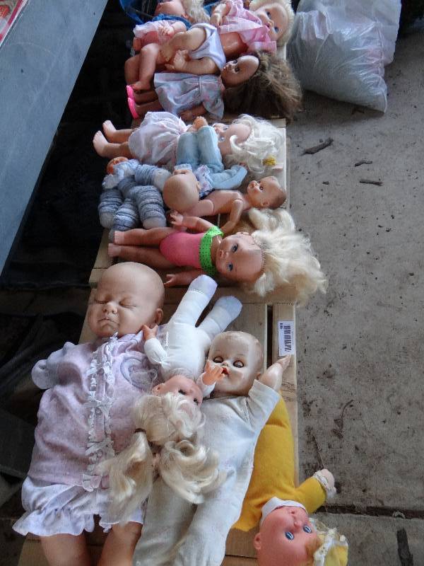 lot 984 image: Lot of baby dolls.