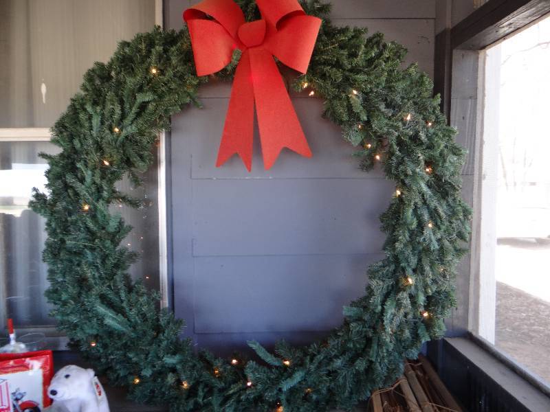 lot 993 image: Large 55 Christmas wreath light up.