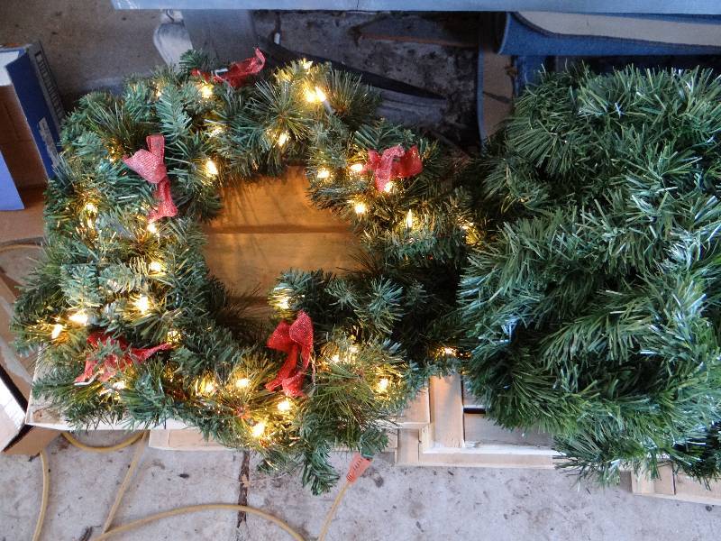 lot 994 image: Light up wreath and other holiday decor.