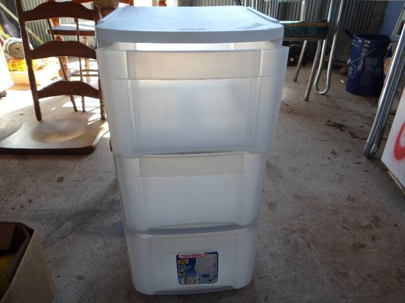 lot 998 image: 3 drawer plastic storage bin.