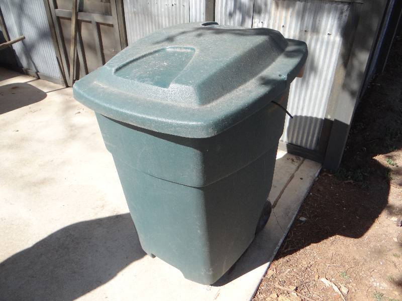 lot 999 image: Large trashcan on wheels.
