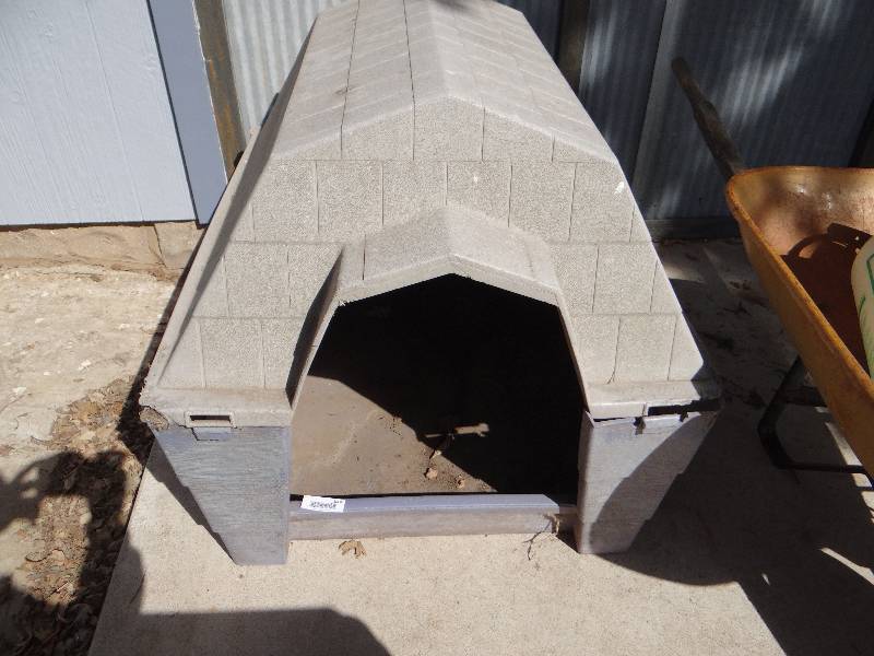 lot 1004 image: Plastic dog house.