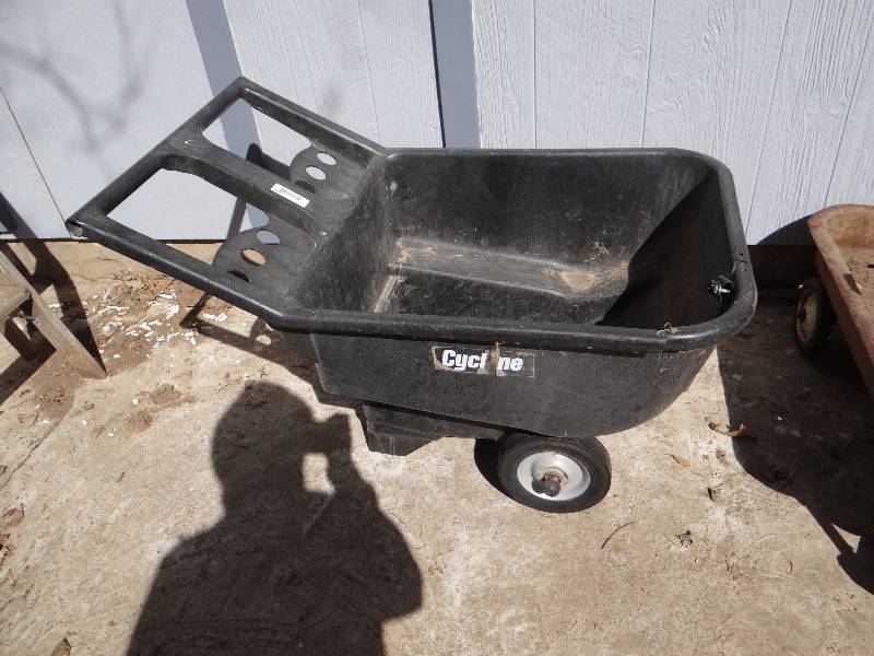 lot 1007 image: Plastic yard cart and 6 ladder.