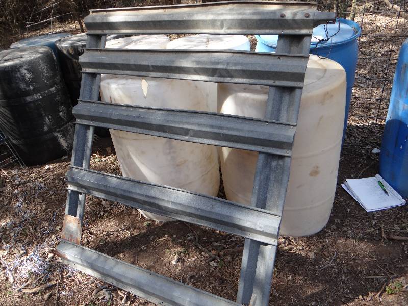 lot 1009 image: Farm gate 44x53 and cattle panels and 5 panels 93x52.