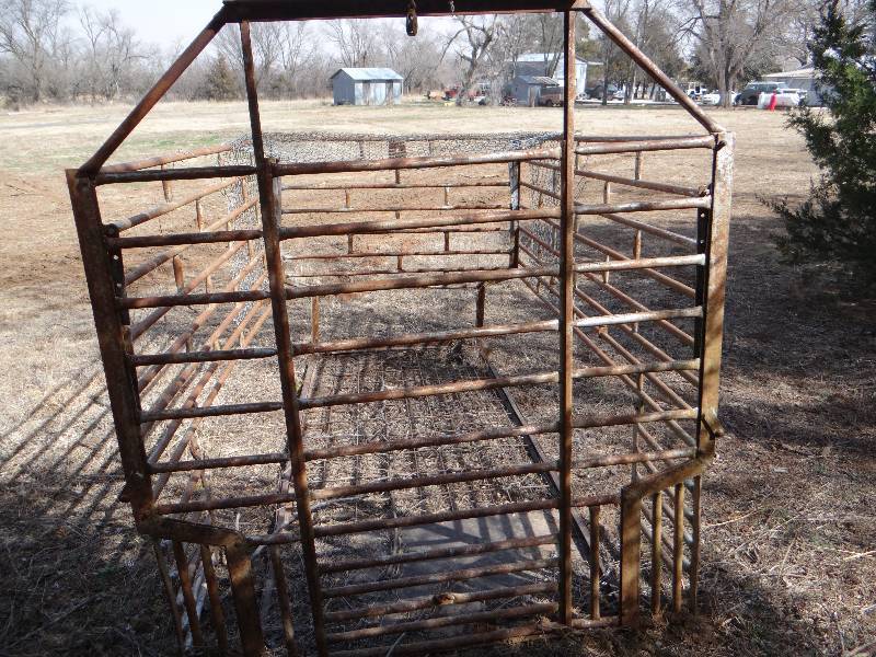 lot 1010 image: Truck bed stock rack 10x66 with lift gate.