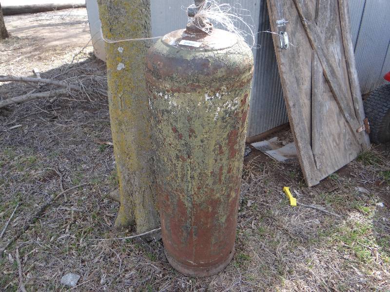 lot 1014 image: 100lbs propane bottle.