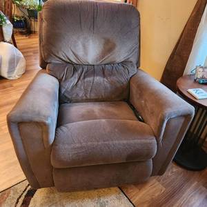 lot 101 image: LA Z BOY power recliner 42 x 32 x 36 seat 18 x 21