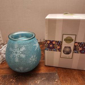lot 129 image: Crystallize -Blue Scentsy warmer new in box