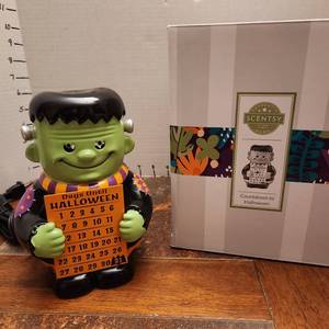 lot 130 image: Countdown to Halloween Scentsy element warmer new in box