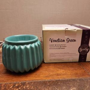 lot 132 image: Venetian Green Scentsy element warmer new in box