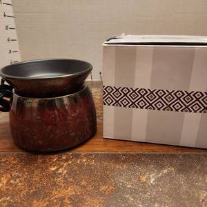 lot 133 image: Red Marble Scentsy element warmer new in box