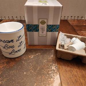 lot 136 image: Dream It, Live It, Love It Scentsy plug in warmer new in box