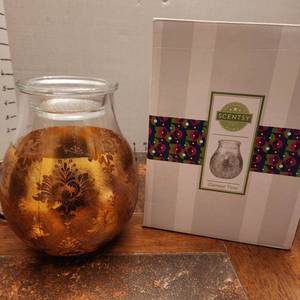 lot 143 image: Glamour Time Scentsy warmer new in box