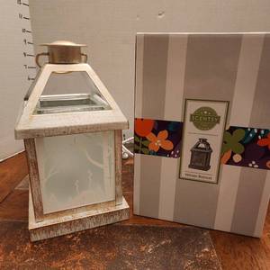lot 144 image: Winter Retreat Scentsy warmer new in box