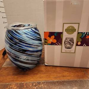 lot 145 image: Blue Twirl Scentsy warmer new in box