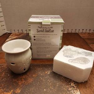 lot 152 image: Sand Dollar Scentsy plug in warmer new in box