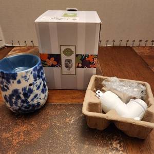 lot 153 image: Tye Die Scentsy plug in warmer new in box