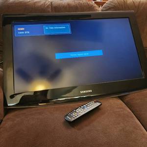 lot 175 image: Samsung 32 TV with remote works good