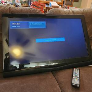 lot 176 image: Samsung 32 TV with remote works good