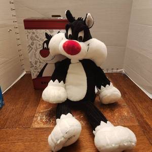 lot 177 image: Scentsy Buddy Sylvester new in box