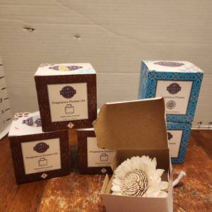lot 180 image: Scentsy Fragrance Flower Cashmere Leaves with Stunning Sunflower set of 3 new in box