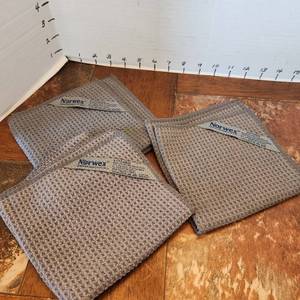 lot 204 image: Norwex All purpose kitchen cloths set of 3 all new