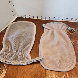 lot 211 image: Norwex 2 body Scrub mitts new with Baclock