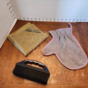 lot 218 image: Norwex Fruit & Veggie cloth & Scrub Mitt with rubber brush all new