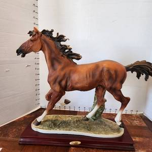 lot 224 image: La Amina Collection horse statue 14 x 19 (broken piece on mane)