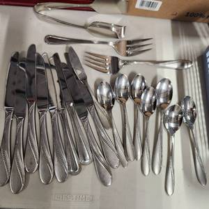lot 228 image: Oneida stainless steel assorted silverware 21 pc total