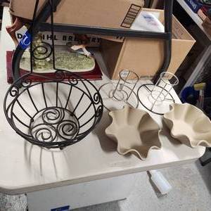 lot 229 image: Pampered Chef banana keeper, Pampered Chef tortilla bakers and 2 beer can chicken cookware