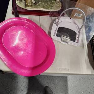 lot 231 image: Plastic platter and Prepard cookbook holder adjustable