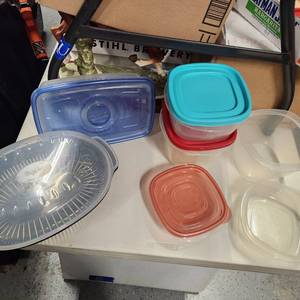 lot 233 image: Rubbermaid & Glad food storage containers (2 without lids)