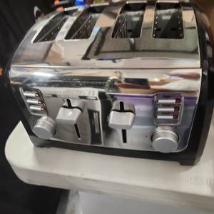 lot 236 image: Black & Decker 4 slice toaster
