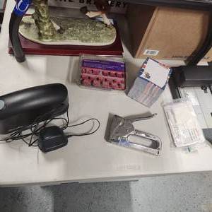 lot 248 image: Swingline electric stapler, keyboard Kleen, KU notepad, stapler and manual credit card machine