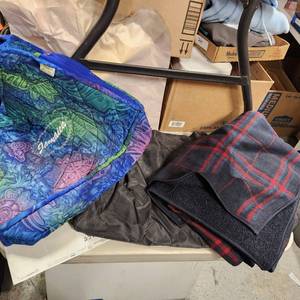 lot 270 image: Throw blanket, Tote bag from Jamaica and large carry all bag