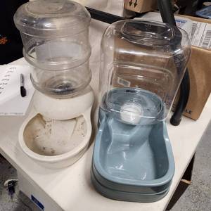 lot 286 image: Pet gravity watering containers