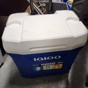 lot 290 image: Igloo 30 qt 3 day cooler with handle and back wheels