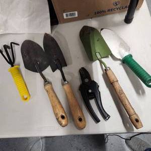 lot 301 image: Garden tools