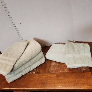 lot 315 image: Thomas Obrien & The Big One bath and hand towels