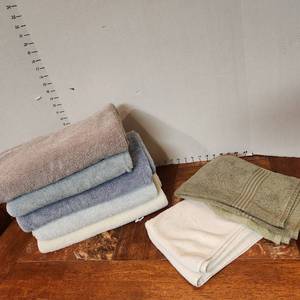 lot 316 image: Bath and hand towels