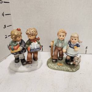 lot 400 image: Goebel figurines Santas Little Helpers # BH 19120 and Taking A Walk # BH 12820