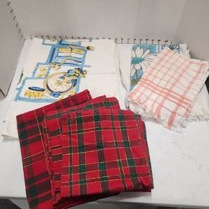 lot 419 image: Tablecloth, dish towels and napkins