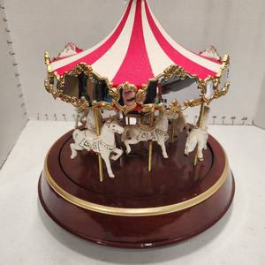 lot 422 image: Mr. Christmas carousel (no plug)
